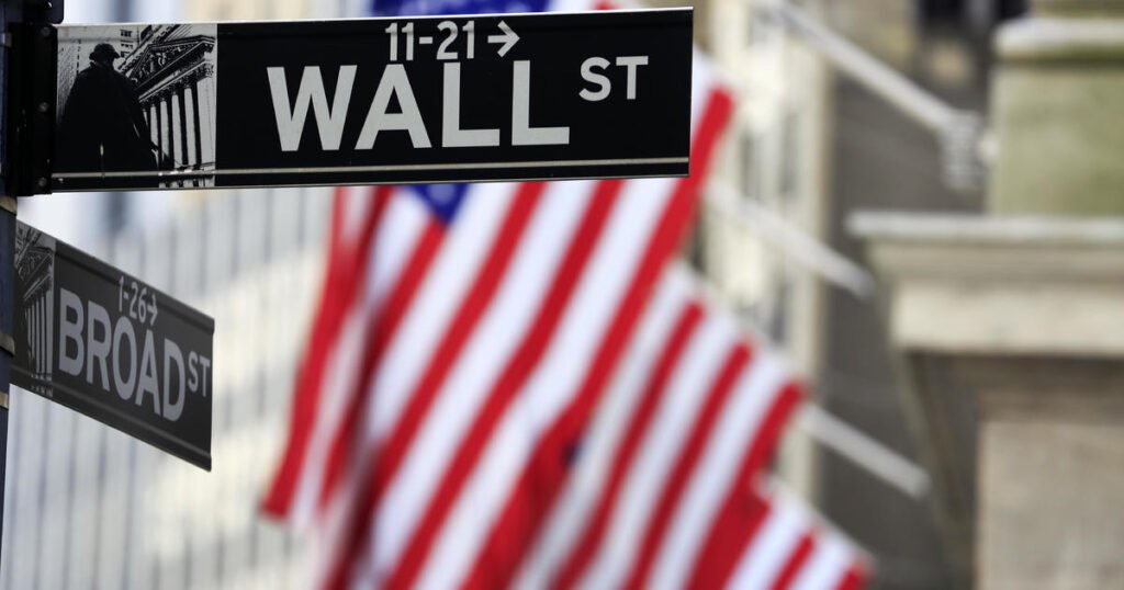Dow plunges more than 1,200 points amid fears of U.S. economic slowdown